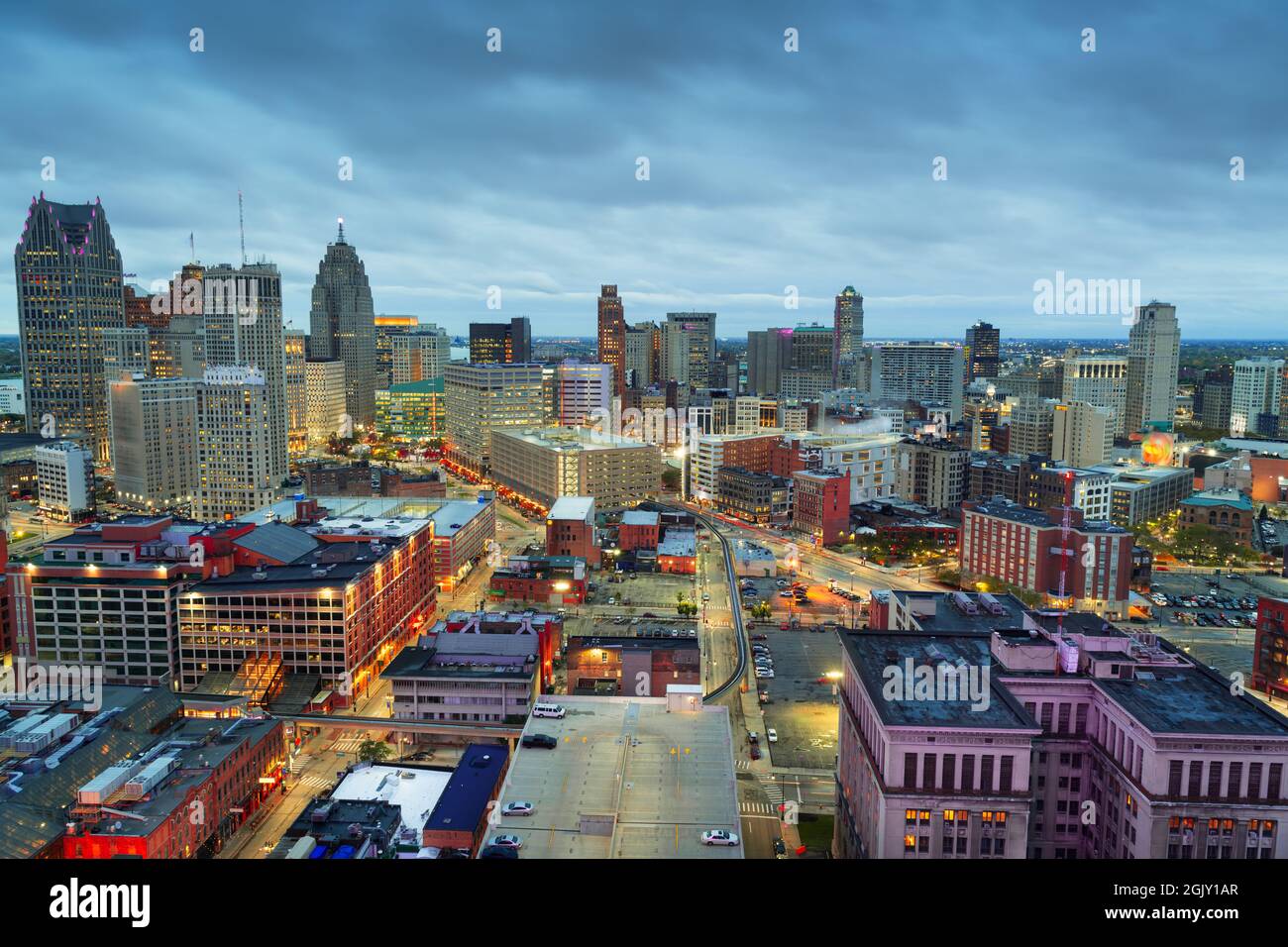 Detroit, Michigan, Stati Uniti d'America skyline del centro da sopra al crepuscolo. Foto Stock