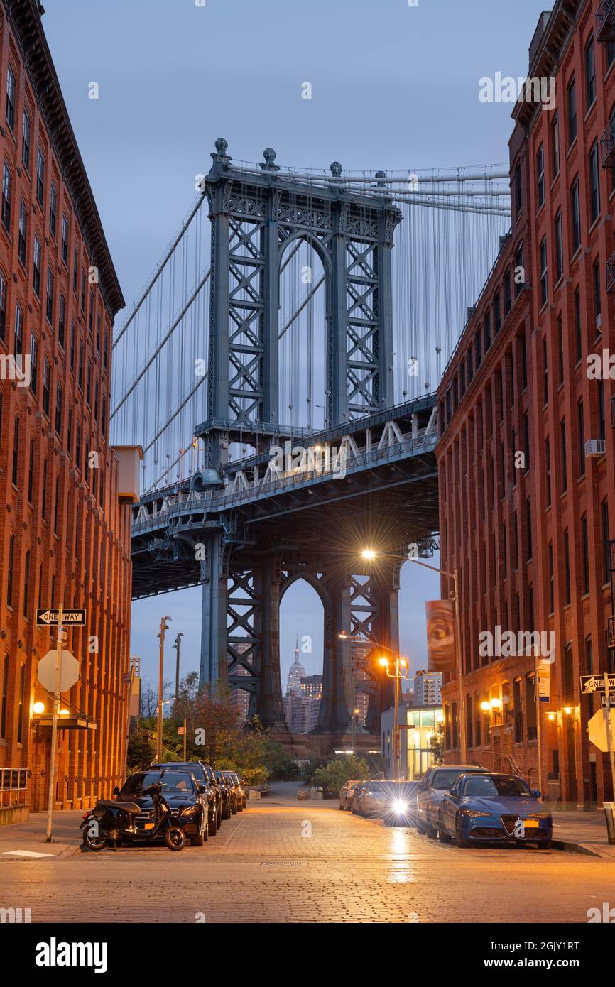 Paesaggio urbano del ponte di Manhattan da Brooklyn a New York al crepuscolo. Foto Stock