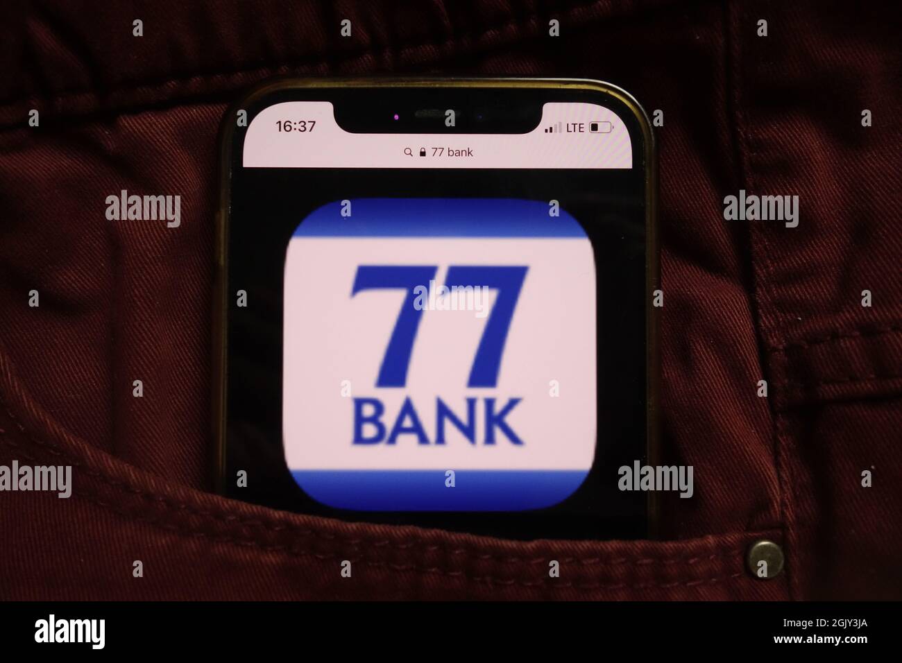 KONSKIE, POLONIA - 04 settembre 2021: Il logo Bank Ltd 77 visualizzato sul telefono cellulare nascosto in tasca jeans Foto Stock