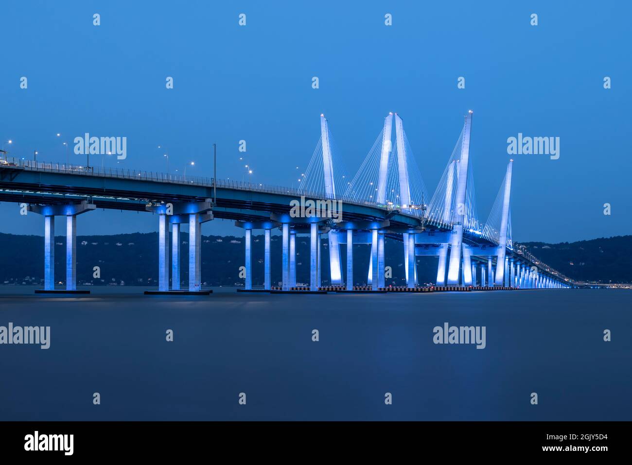 Il Ponte del Governatore Mario M. Cuomo si è illuminato in blu in osservazione del 20° anniversario degli attacchi terroristici del 9/11. Foto Stock
