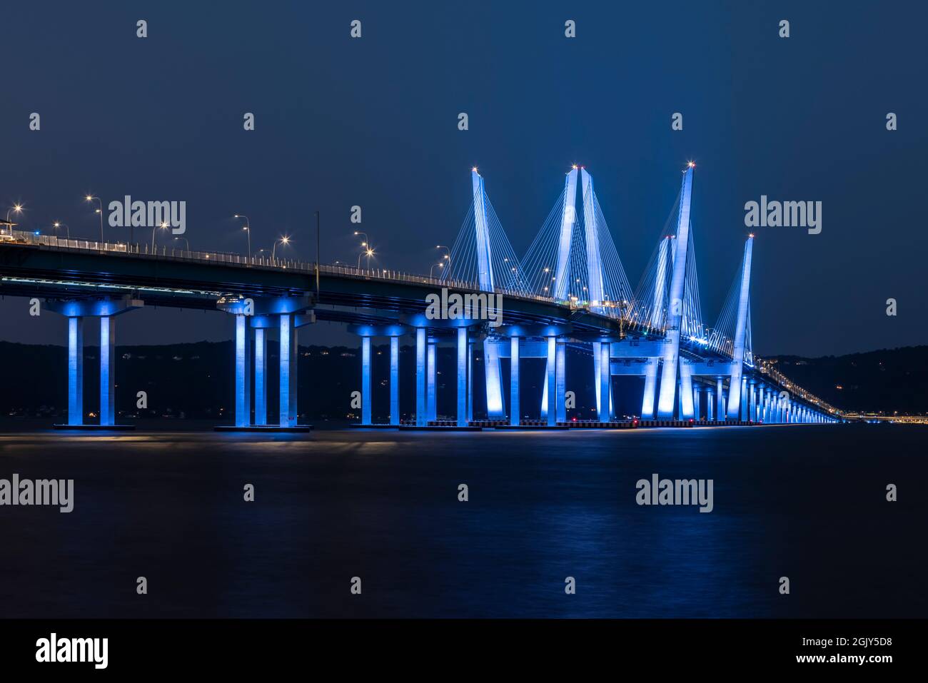 Il Ponte del Governatore Mario M. Cuomo si è illuminato in blu in osservazione del 20° anniversario degli attacchi terroristici del 9/11. Foto Stock