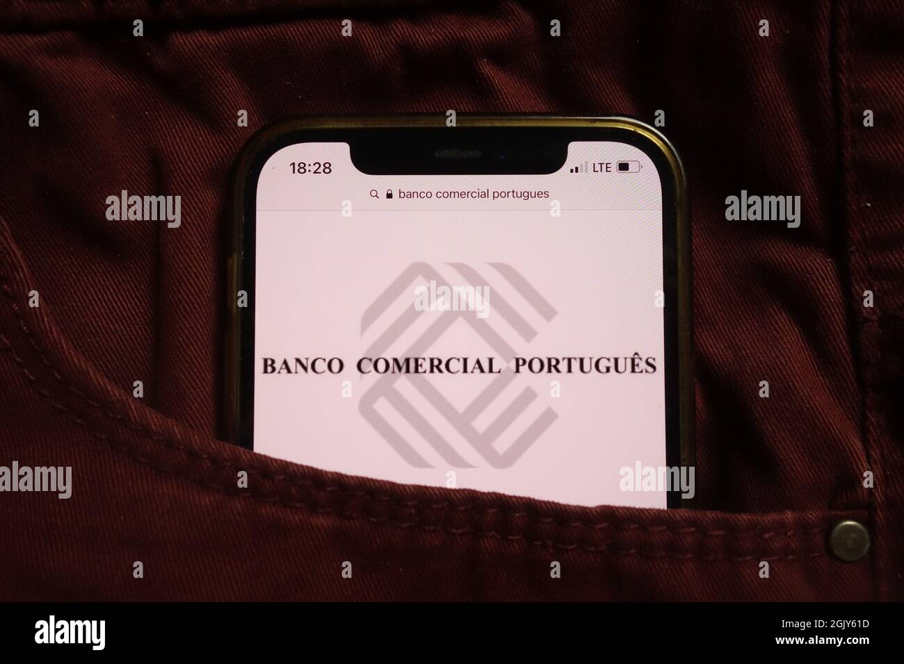 KONSKIE, POLONIA - 04 settembre 2021: Banco Comercial Portugues logo BCP visualizzato sul cellulare nascosto in tasca jeans Foto Stock