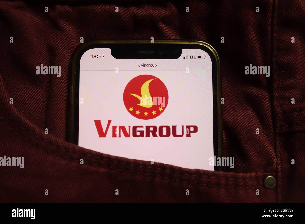 KONSKIE, POLONIA - 04 settembre 2021: Il logo Vingroup Joint Stock Company è visualizzato sul telefono cellulare nascosto in tasca jeans Foto Stock