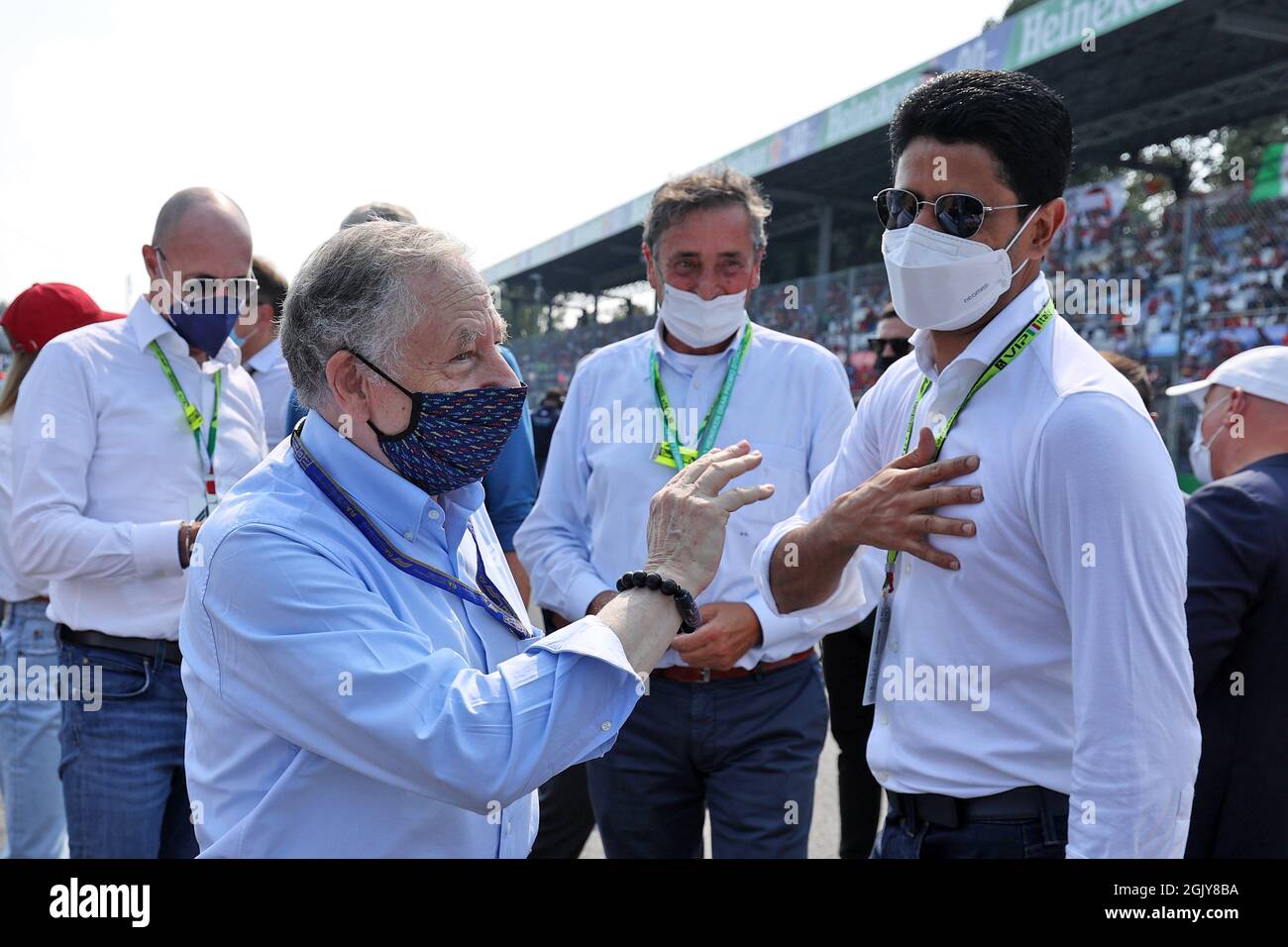 Jean Todt (fra) Presidente FIA con Nasser al-Khelaifi (QAT) Presidente di Parigi Saint-Germain in griglia. Gran Premio d'Italia, domenica 12 settembre 2021. Monza Italia. Foto Stock