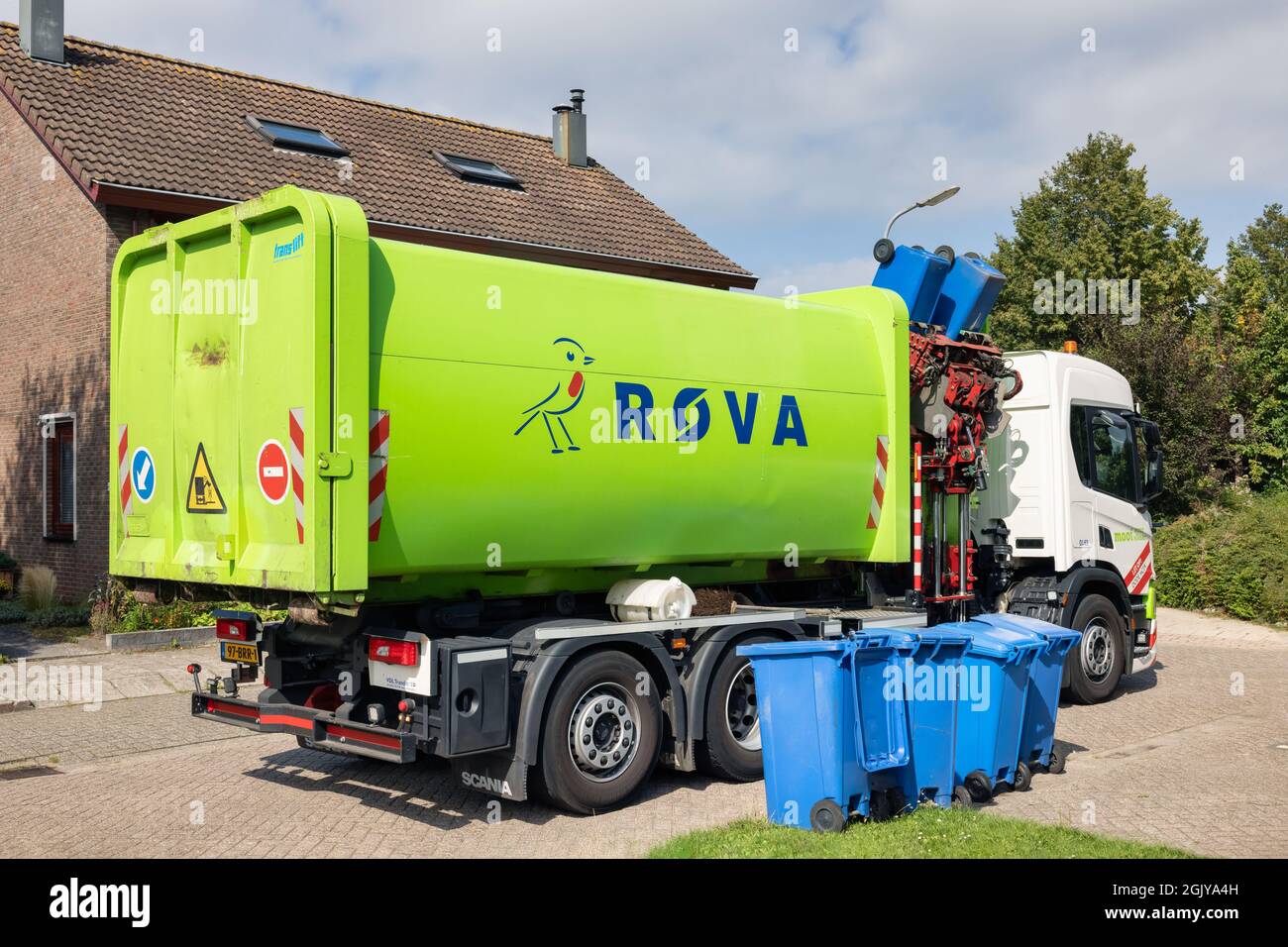 Urk, Paesi Bassi - 03 settembre 2021: Pulizia Trolley raccolta di contenitori con carta di scarto in zona residenziale, serie fotografica 5 di 5 Foto Stock