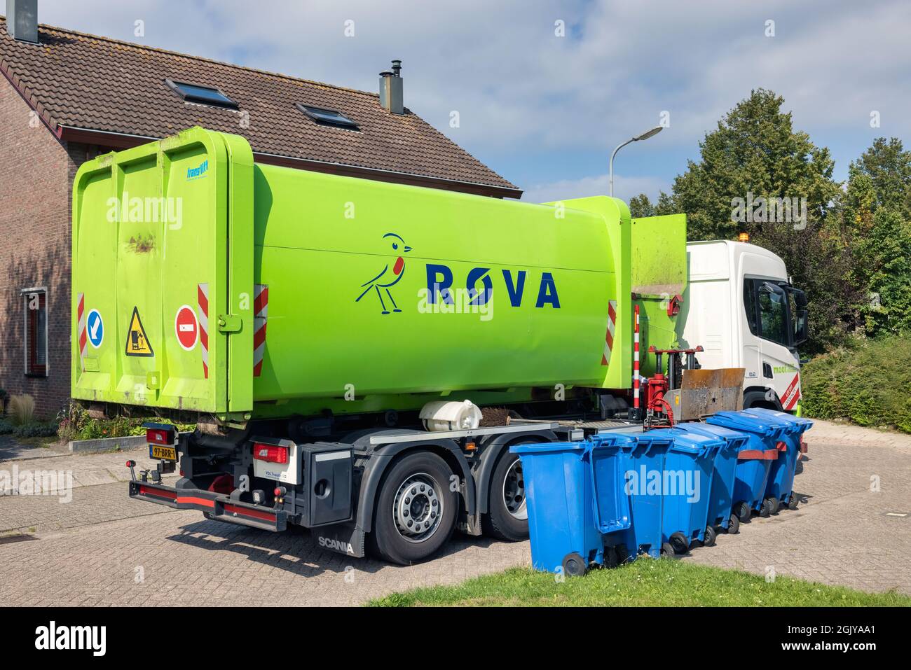 Urk, Paesi Bassi - 03 settembre 2021: Pulizia Trolley raccolta di contenitori con carta di scarto in zona residenziale, serie fotografica 1 di 5 Foto Stock