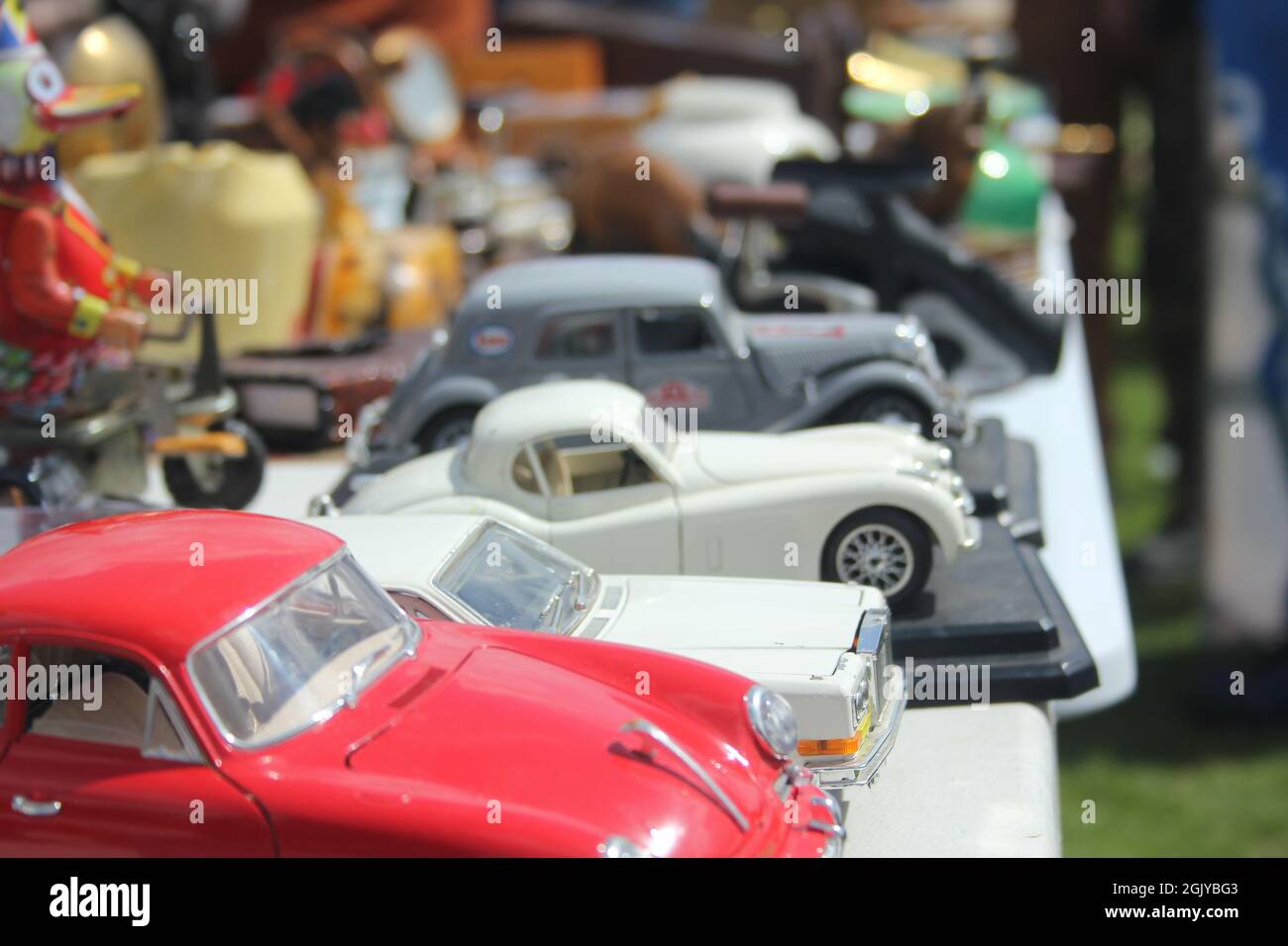 Automobili Dinky alla vendita di stivali auto / fiera di antiquariato Foto Stock