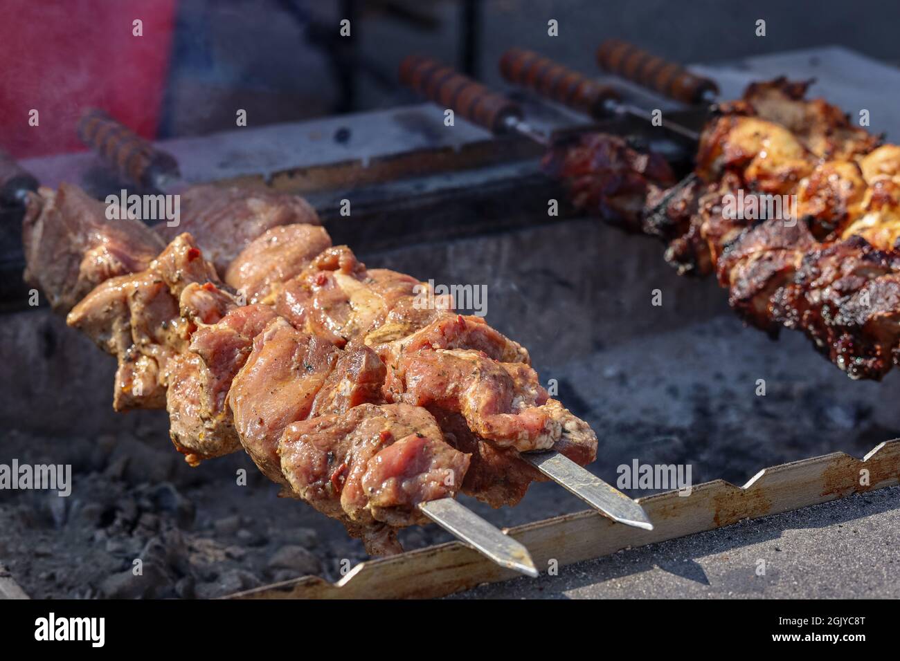 carne fritta in grandi pezzi grigliati barbecue shahlyk kebab fumo all'aperto street food Foto Stock