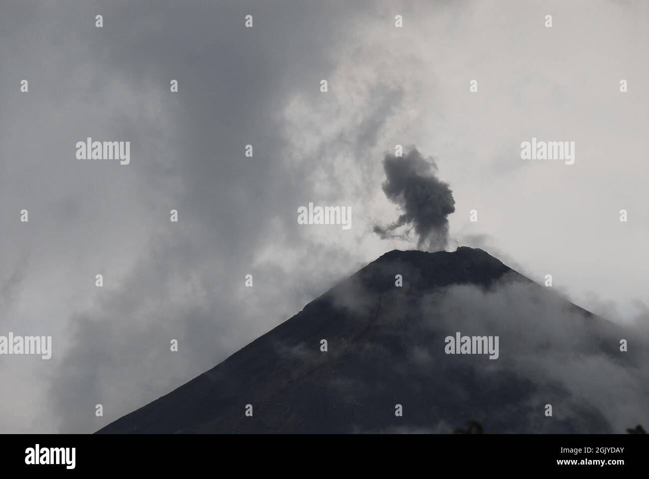 Primo piano eruzione giornaliera del famigerato Volcán de Fuego guatemalteco che ha ucciso quasi 200 persone nel giugno 2018. Foto Stock