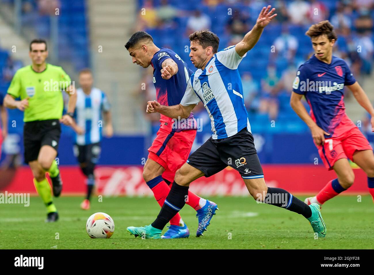 Luis Suarez di Atletico de Madrid in azione con Leandro Cabrera di RCD Espanyol durante la partita Liga tra RCD Espanyol e Atletico de Madrid allo stadio RCDE di Cornella, Spagna. Foto Stock