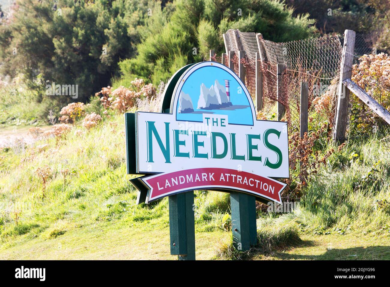 The Needles Entrance, Isle of Wight 2021. Insegne che attraccano visiotri verso il famoso Landmark. Gli aghi sono composti da grandi rocce con un faro Foto Stock