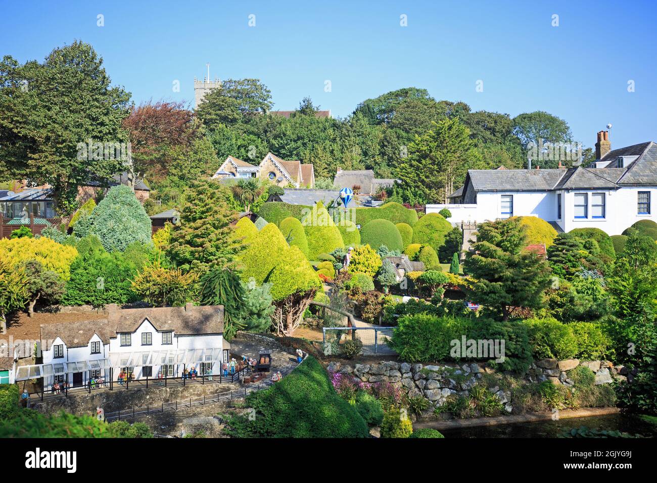 Godshill Model Village, Isola di Wight, 2021. Un bel giardino aperto al pubblico con modelli di villaggi locali. Aperto al pubblico è un popolare Foto Stock