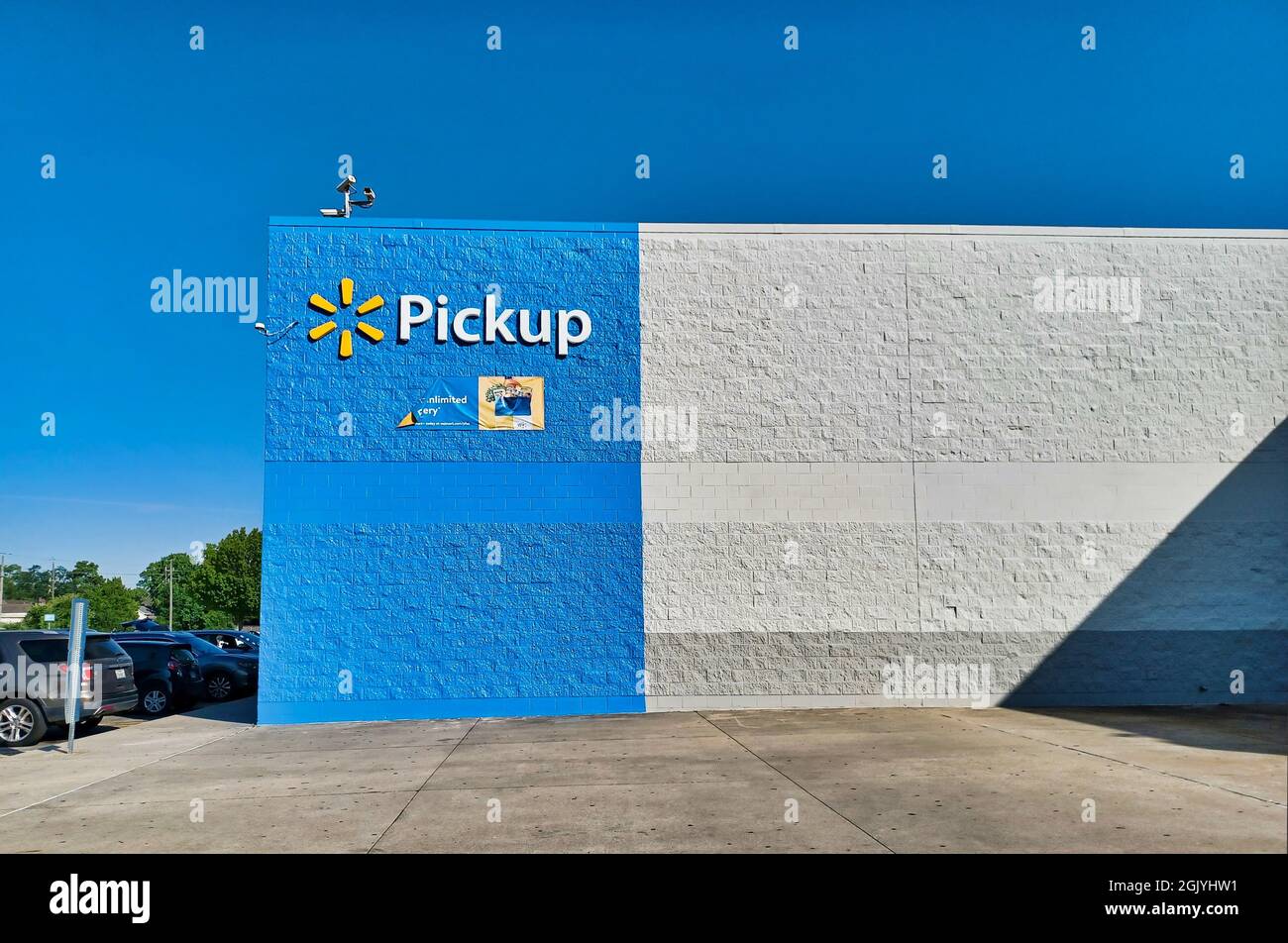 Houston, Texas USA 09-12-2021: Area di prelievo Walmart Supercenter in una posizione a Houston, Texas, con spazio per le copie. Foto Stock