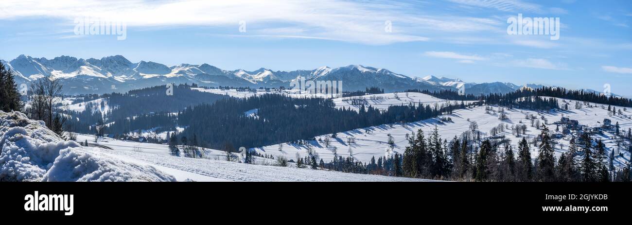 Ampio panorama dei monti Tatra , parte occidentale, in inverno visto da Bukowina Tatrzanska in Polonia Foto Stock