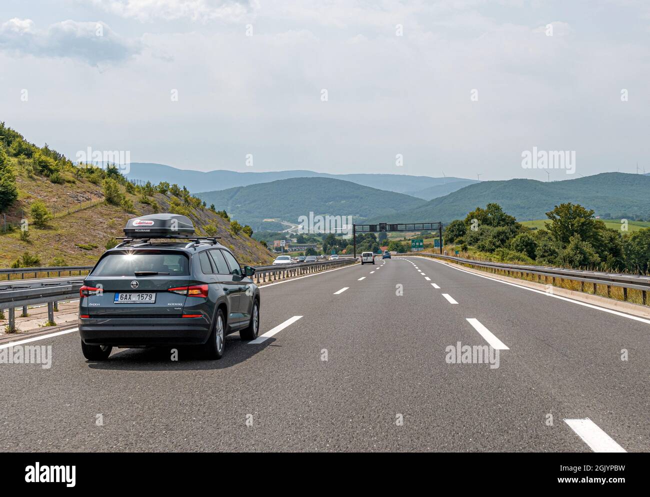 Una Skoda Kodiaq con un portapacchi e altre auto guidare lungo l'autostrada a Plitvice, Croazia. Foto Stock