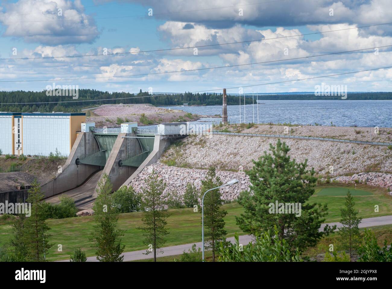 Porjus, Svezia - 08.15.2021: Particolare del cancello d'acciaio della diga di Lulealven a Porjus, Svezia, con la centrale idroelettrica di Porjus alla sinistra. Foto Stock