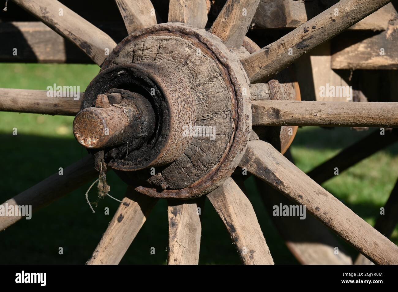 Ruota in legno antico da un carrello di fieno Foto Stock