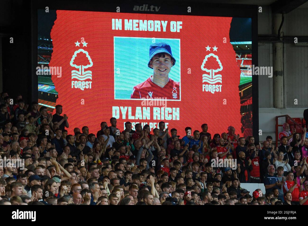 NOTTINGHAM, REGNO UNITO. 12 SETTEMBRE i sostenitori della foresta di Nottingham pagano il loro rispetto a Dlyan Rich che ha subito un sospetto arresto cardiaco mentre giocavano per West Bridgford Colts durante la partita Sky Bet Championship tra la foresta di Nottingham e Cardiff City al City Ground di Nottingham domenica 12 settembre 2021. (Credit: Jon Hobley | MI News) Credit: MI News & Sport /Alamy Live News Foto Stock