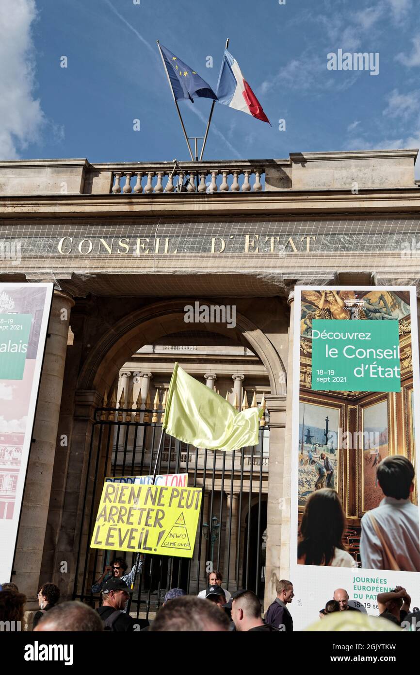 Parigi, Francia. 11 Settembre 2021. Manifestazione contro il pass sanitario e vaccinazione sabato 11 settembre 2021 a Parigi, Francia. Foto Stock