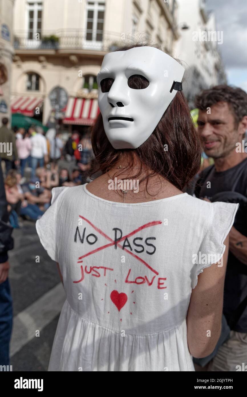 Parigi, Francia. 11 Settembre 2021. Manifestazione contro il pass sanitario e vaccinazione sabato 11 settembre 2021 a Parigi, Francia. Foto Stock