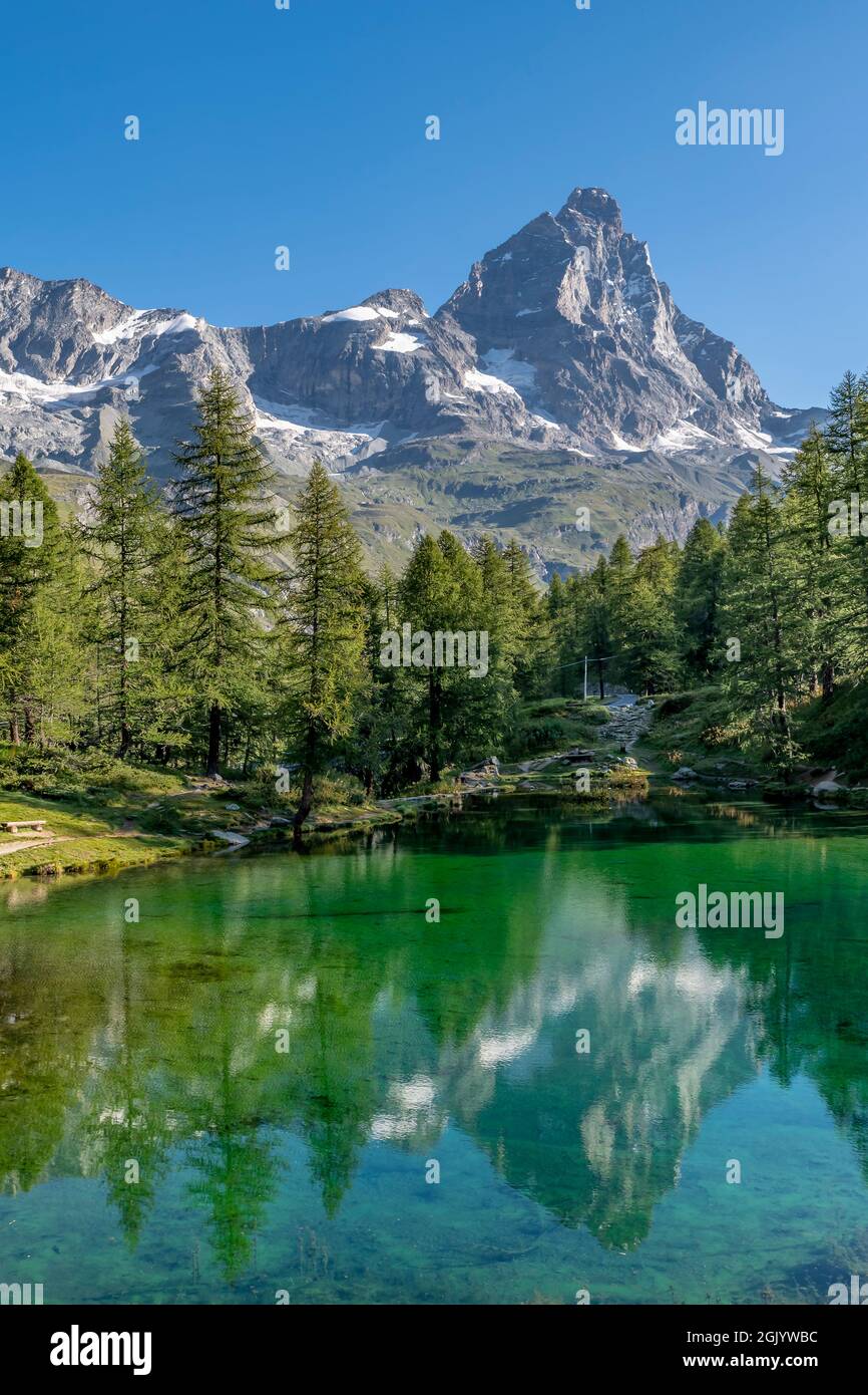 Bella vista verticale del Lago Blu o del lago Layet, Valle d'Aosta, Italia, in cui si riflette il Cervino Foto Stock