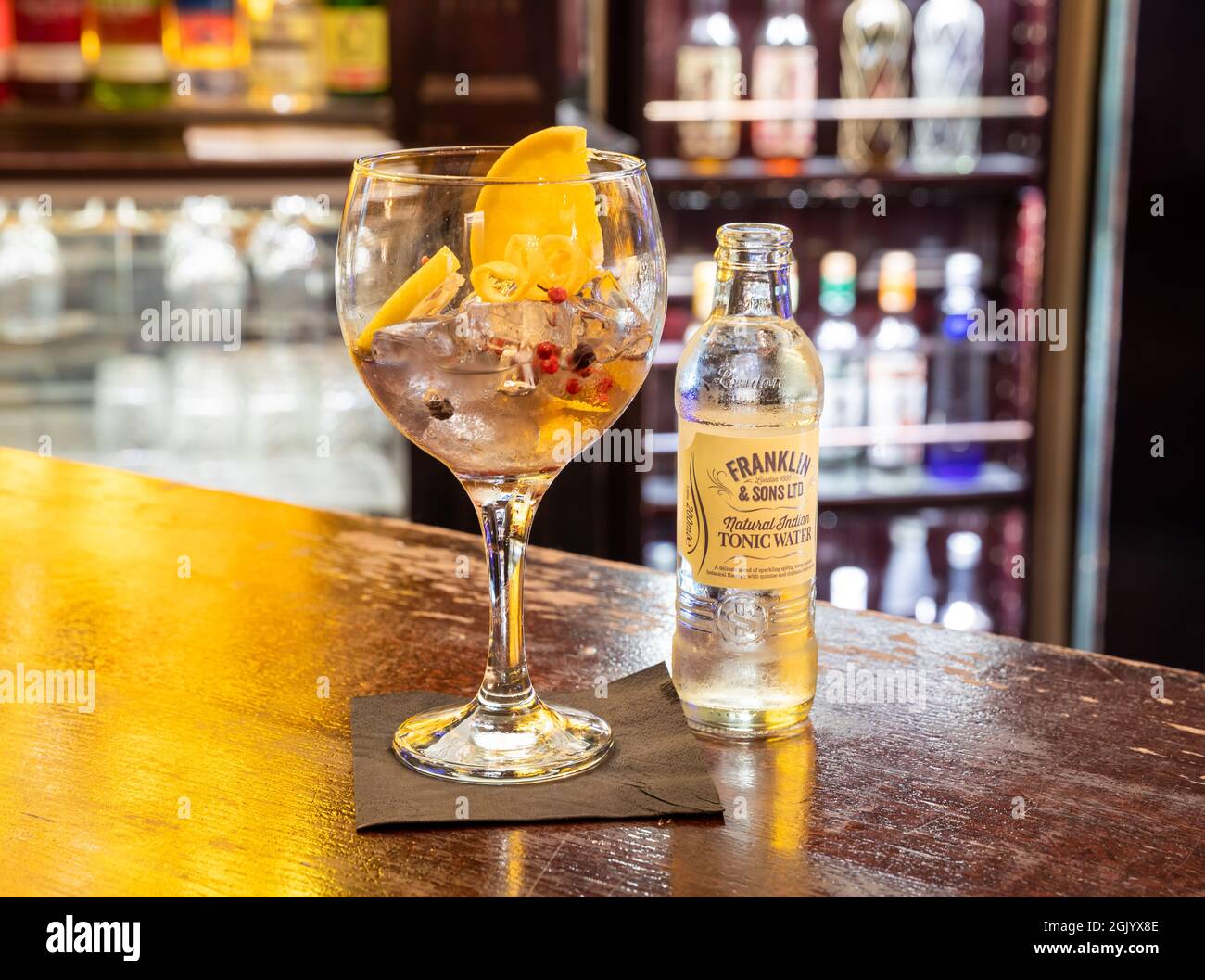 Gin & Natural Indian Tonic Water sul Copper Bar al Penventon Park Hotel a Redruth, Cornovaglia Foto Stock