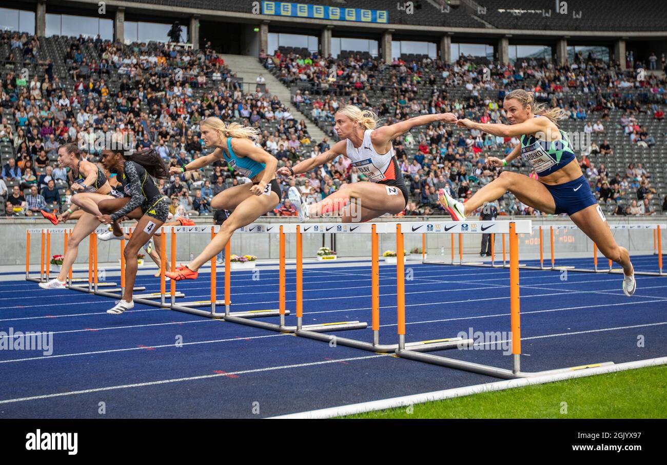 Berlino, Germania. 12 settembre 2021. Atletica: Incontro, ISTAF, Festival Internazionale dello Stadio allo Stadio Olimpico, decisione: 100 m ostacoli, donne: Grit Sadeiko (r-l) di Estonia, Liz Clay di Australia e Payton Chadwick degli Stati Uniti in concorso. Credit: Andreas Gora/dpa/Alamy Live News Foto Stock