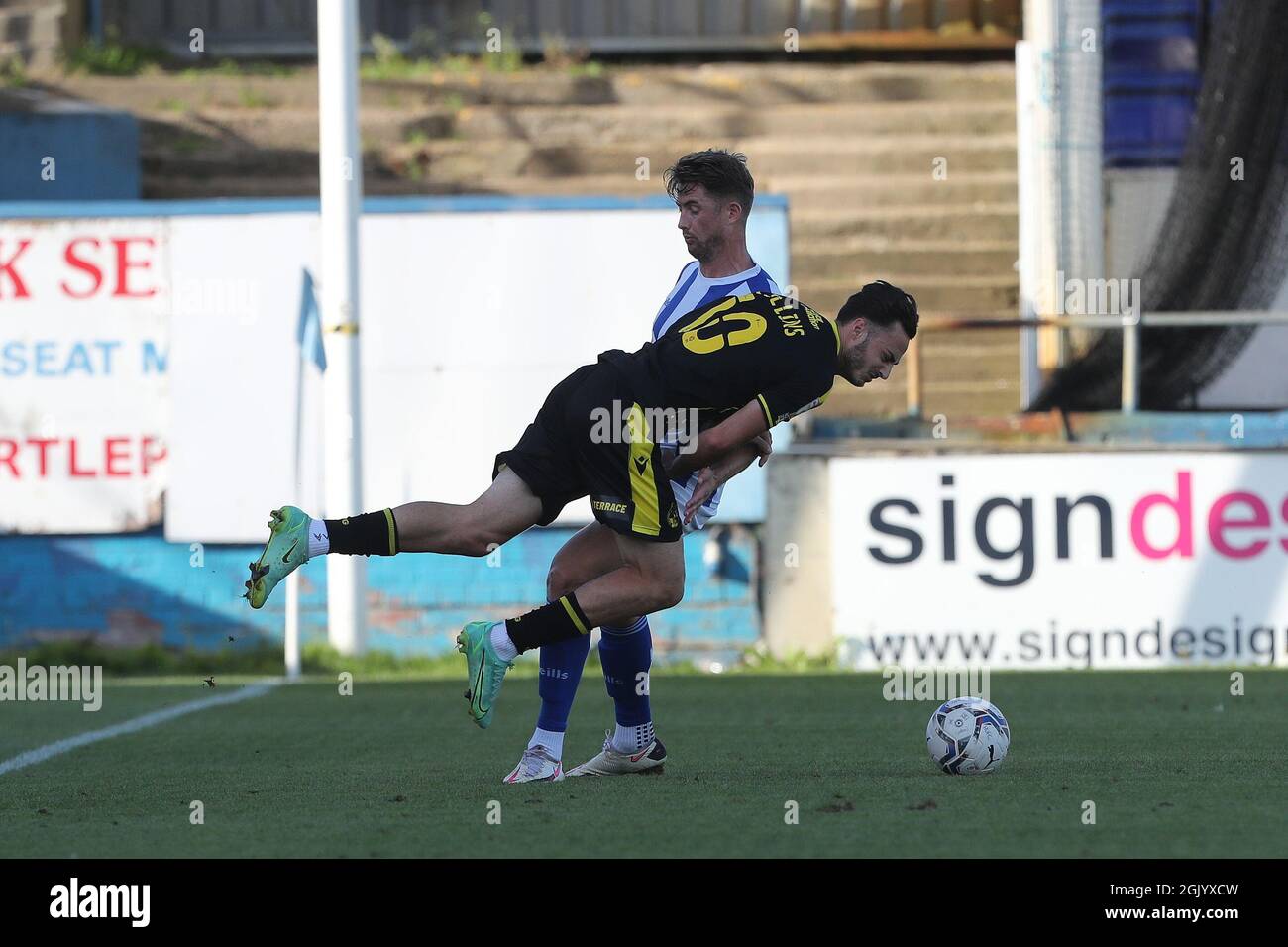 HARTLEPOOL, REGNO UNITO. 11 SETTEMBRE Aaron Collins di Bristol Rovers scende dopo una sfida da Neill Byrne di Hartlepool United durante la partita Sky Bet League 2 tra Hartlepool United e Bristol Rovers a Victoria Park, Hartlepool sabato 11 settembre 2021. (Credit: Mark Fletcher | MI News) Credit: MI News & Sport /Alamy Live News Foto Stock