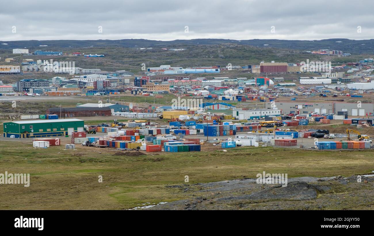 Iqaluit, Nunavut - skyline della città in estate Foto Stock