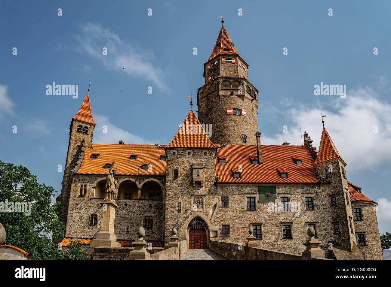 Bouzov, Repubblica Ceca-8 luglio 2021. Romantico castello da favola con torre di guardia a otto piani costruito nel 14 ° secolo. Monumento culturale nazionale Foto Stock