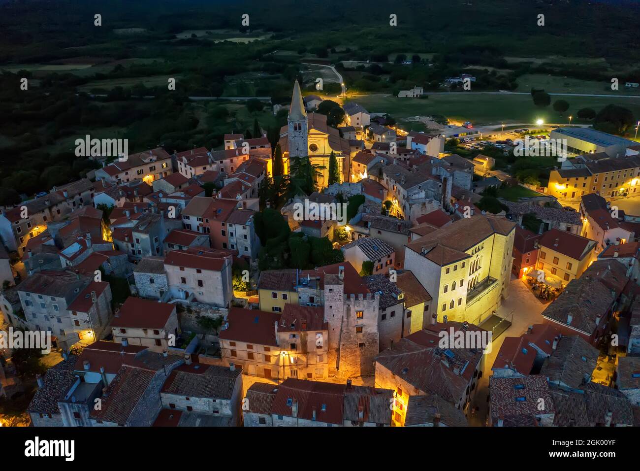 Una veduta aerea di Bale - Valle al tramonto, il castello Soardo - Bembo e la chiesa della Visitazione Beata Vergine Maria a Santa Elisabetta, Istria, Croazia Foto Stock