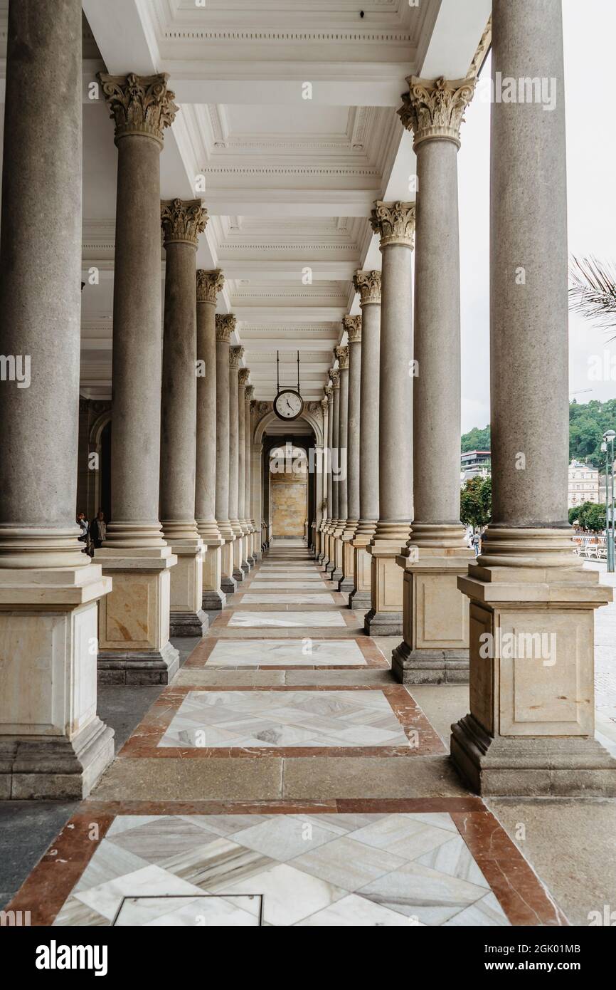 Interno del Mulino Colonnade in Karlovy Vary, Carlsbad, Repubblica Ceca. Grandi Terme d'Europa iscritto sulla lista UNESCO in 2021.Città con sorgenti Foto Stock