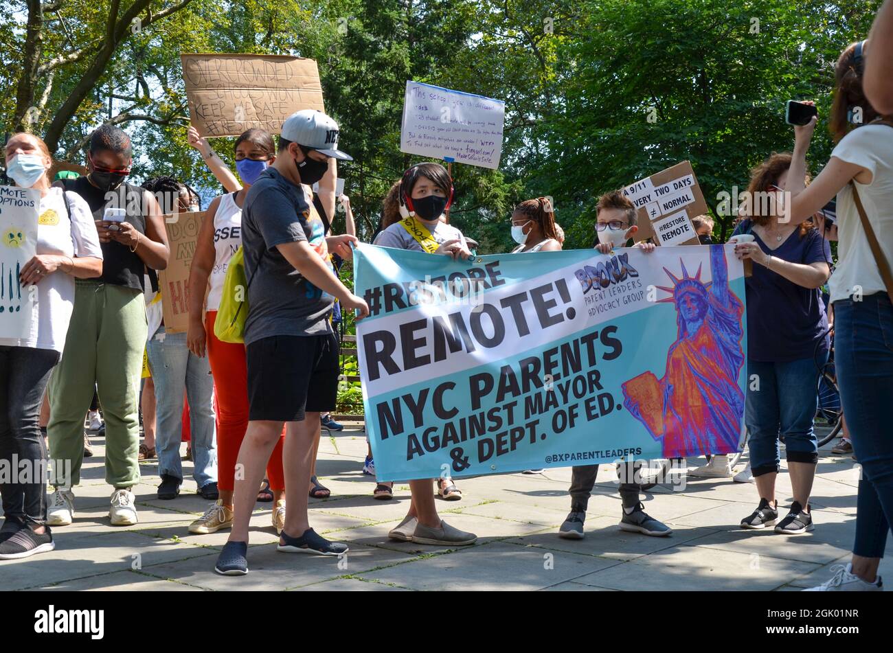 I dipendenti municipali di NYC interessati e gli studenti delle scuole si sono riuniti al City Hall Park per richiedere il ripristino del lavoro a distanza e della scuola per tutti gli studenti. Foto Stock