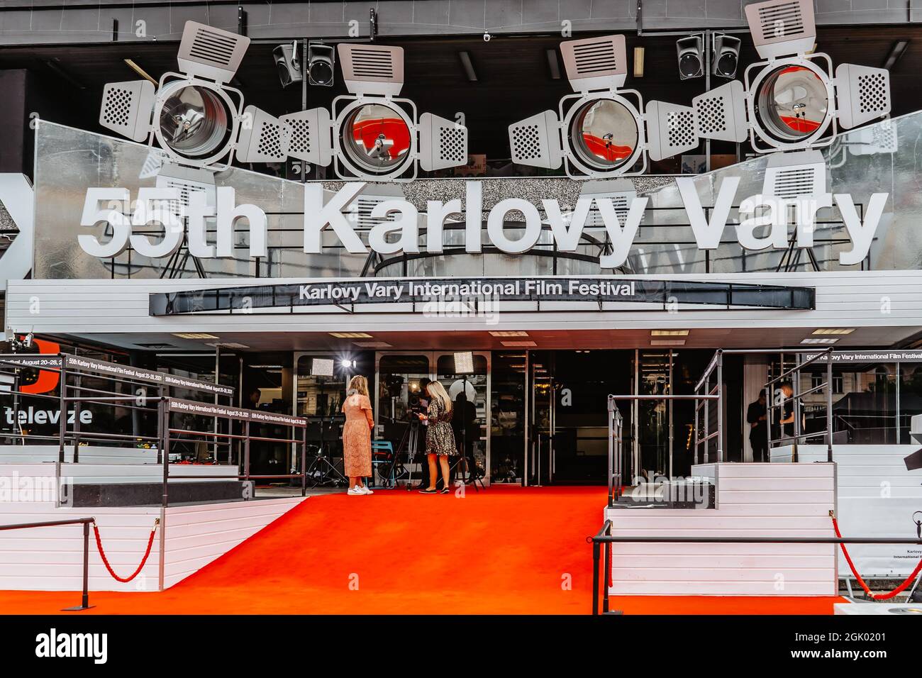 Karlovy Vary, Repubblica Ceca - Agosto 20,2021. Ingresso con moquette rossa al famoso Hotel Thermal durante il 55° Festival Internazionale del Film. Importante calza Foto Stock