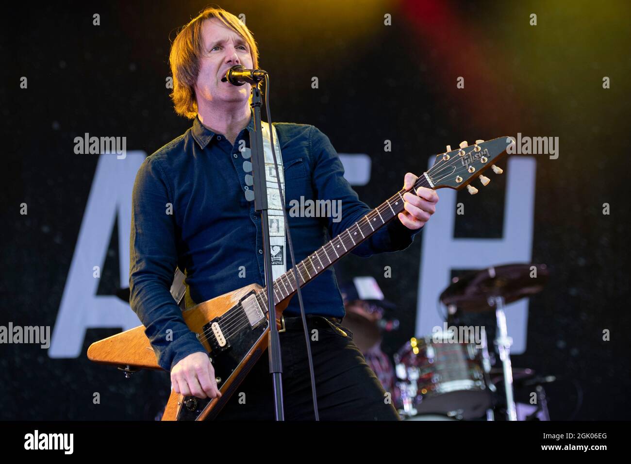 Glasgow, Regno Unito. 12 settembre 2021. NELLA FOTO: Il frontman Tim Wheeler, cantante e chitarrista della band, Ash, ha visto suonare sul palco di KingTuts ad una folla impanata al Glasgow Green al TRNSMT 2021. Credit: Colin Fisher/Alamy Live News Foto Stock