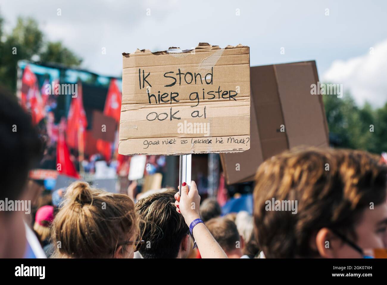 Amsterdam, Paesi Bassi - 12 settembre 2021: Manifestazione di Woonprotesta contro la crisi immobiliare ad Amsterdam, cartone BoAmsterdam, Paesi Bassi - 1 Foto Stock