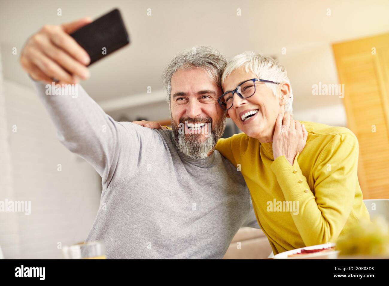 senior coppia cellulare felice telefono cellulare selfie foto Foto Stock
