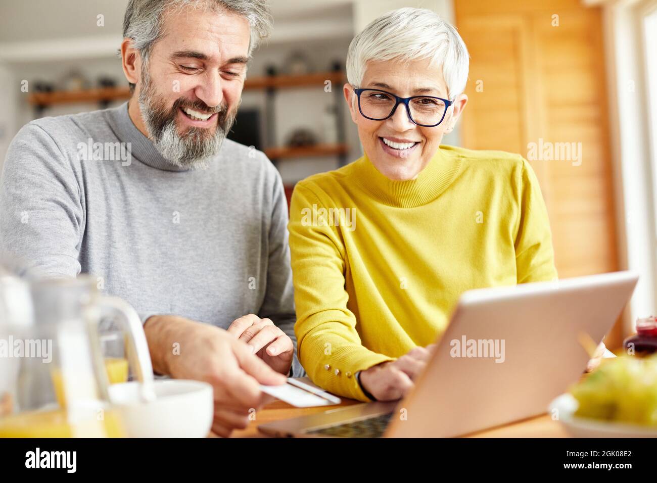 senior coppia happy laptop online shopping debito carta di credito ordine ecommerce Foto Stock