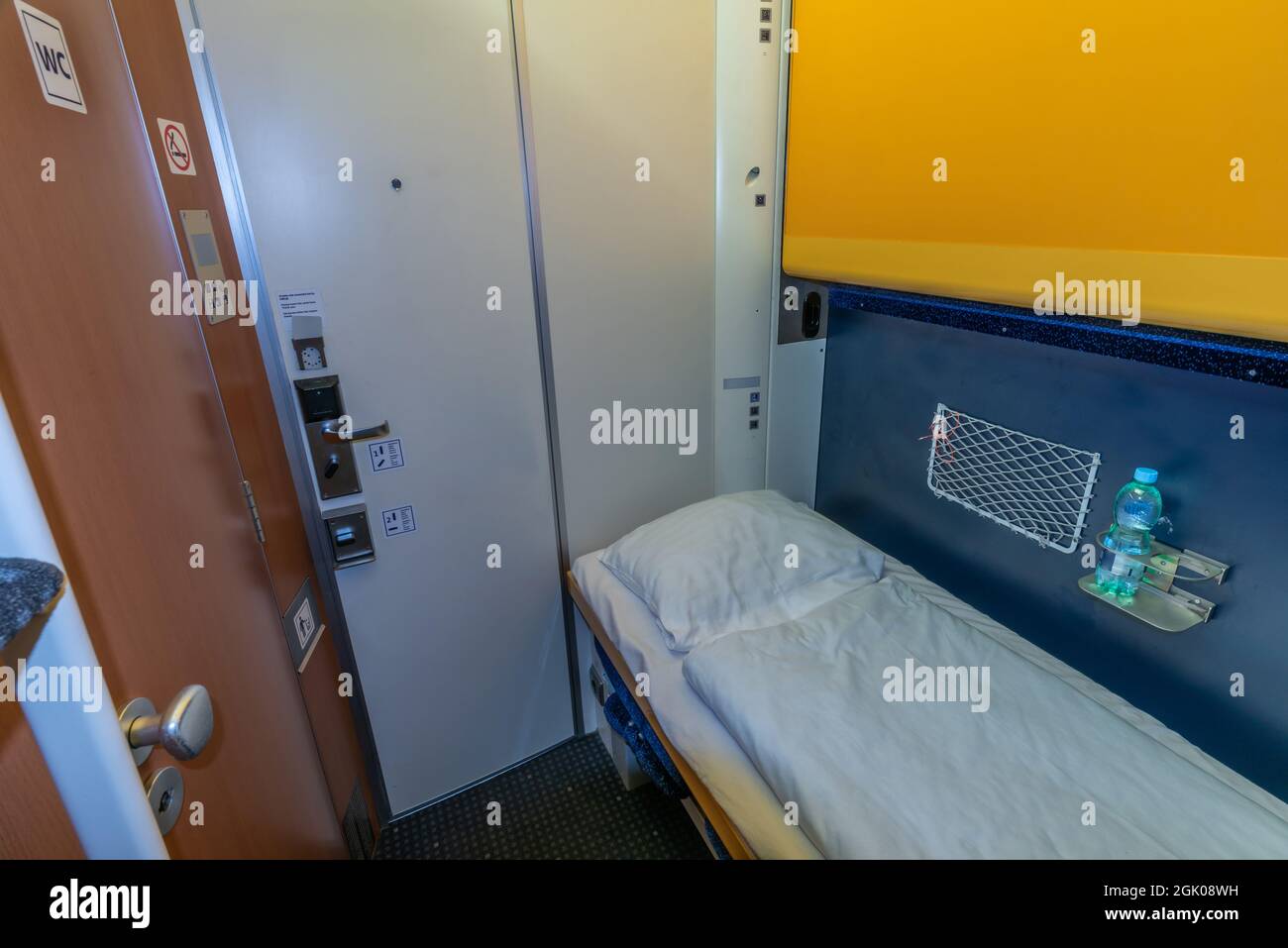Camera singola deluxe in notturna da Humenne a Praga con servizi igienici e doccia Foto Stock