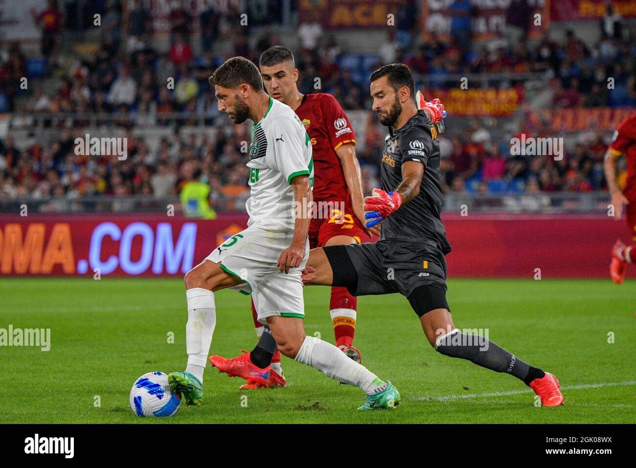 Domenico Berardi di Sassuolo Calcio e Rui Patricio di AS Roma in azione durante il Campionato Italiano di Calcio a 2021/2022 partite tra AS Roma e US Sassuolo allo Stadio Olimpico di Roma. Foto Stock