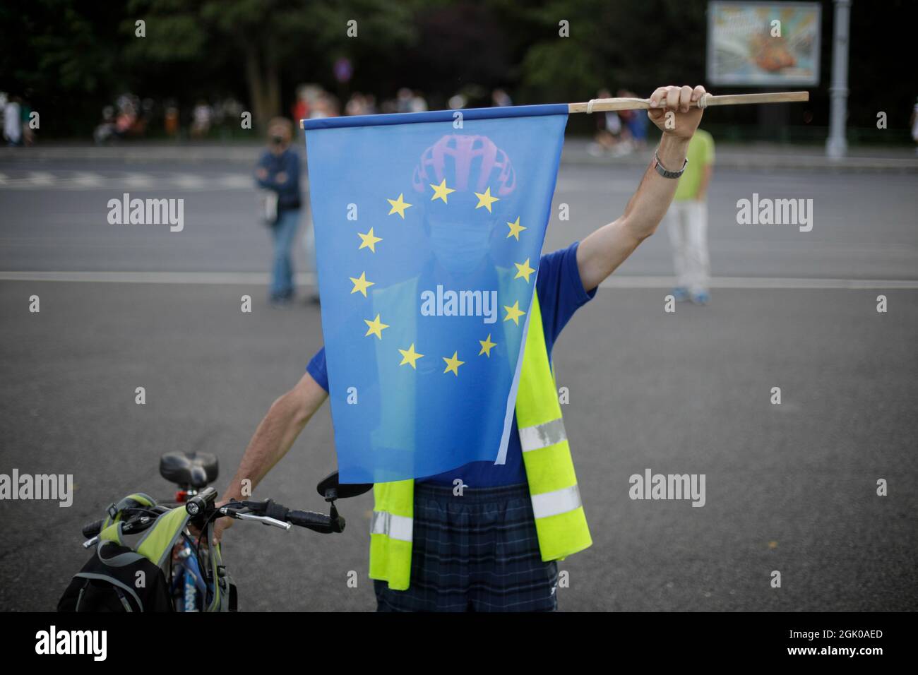 Bucarest, Romania - 4 settembre 2021: Un uomo detiene una bandiera dell'Unione europea durante una protesta anti-governativa a Bucarest. Foto Stock