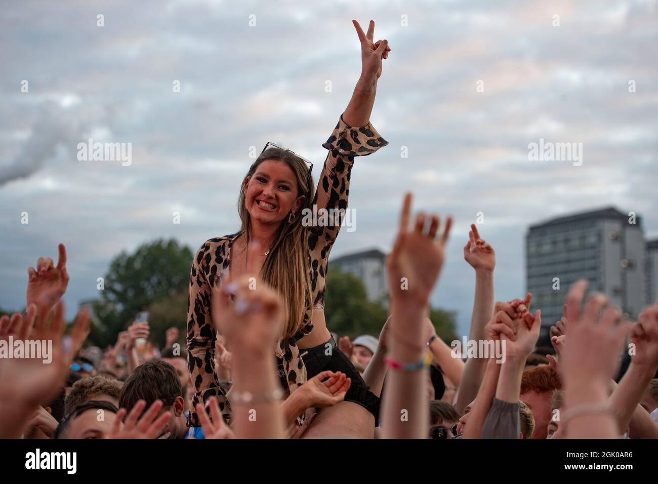 Glasgow, Regno Unito. 12 settembre 2021. NELLA FOTO: I fan si divertirono tra una folla impanata mentre la band Snow Patrol gioca a massa. Snow Patrol, visto suonare sul palco principale ad una folla piena di Glasgow Green al TRNSMT 2021 l'ultimo giorno del festival di musica dal vivo. Credit: Colin Fisher/Alamy Live News Foto Stock