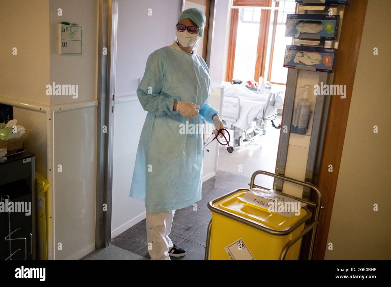 Il personale medico pulisce e si prepara per la giornata presso l'unità di terapia intensiva dell'ospedale di Liegi, che è gravemente colpito da Covid 19. Liegi, Belgio. Foto Stock