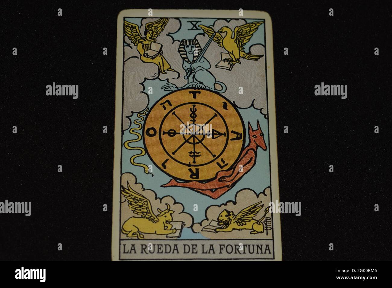La carta tarocchi numero 10 rappresenta gli amanti delle carte tarocchi  degli arcani maggiori su sfondo nero Foto stock - Alamy