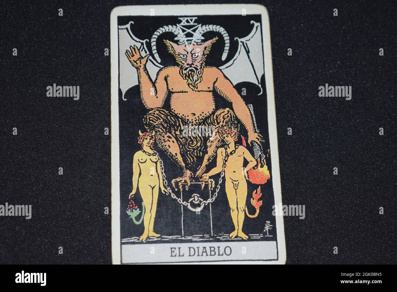 La carta Tarot numero 15 rappresenta IL DIAVOLO nelle carte tarocchi degli  arcani maggiori su sfondo nero Foto stock - Alamy
