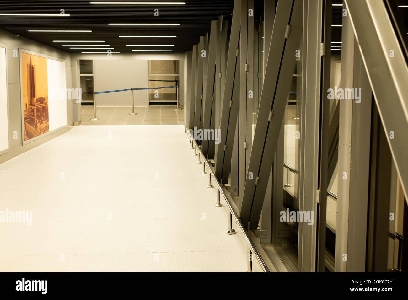 Odessa, Ucraina - Settembre 2021. Corridoio dell'Aeroporto Internazionale di Odessa. Nessuna gente. Architettura moderna. Foto Stock