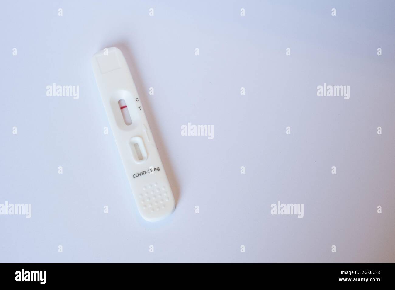 Cassetta per test COVID-19 AG per autotest su sfondo bianco. Diagnosi del virus corona. Foto Stock