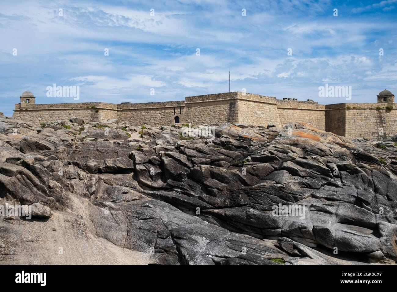 Vista del faro sulle scogliere di Vila do Conde North Jetty, Portogallo. Foto Stock