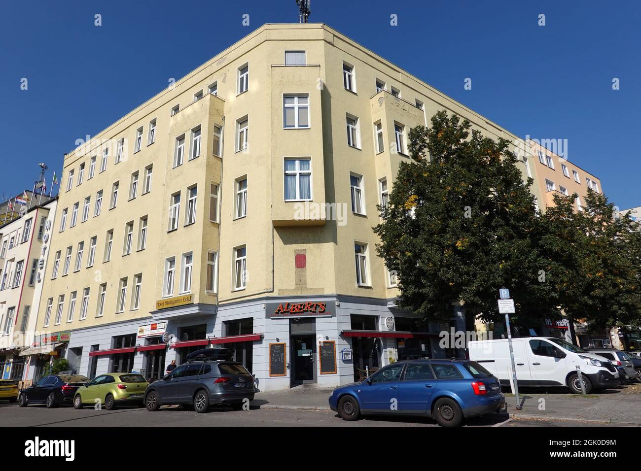 Berlino, Germania. 08 settembre 2021. L'edificio all'angolo tra Stuttgarter Platz e Kaiser-Friedrichstraße nel quartiere di Charlottenburg. Nel 1968, le ex stanze di 'Kommune 1' (K1) sono stati situati qui - una comunità residenziale politicamente motivata di comunards che è stato inteso come un contromismodel per la famiglia nucleare borghese. Credit: Kathrin Deckart/dpa/Alamy Live News Foto Stock