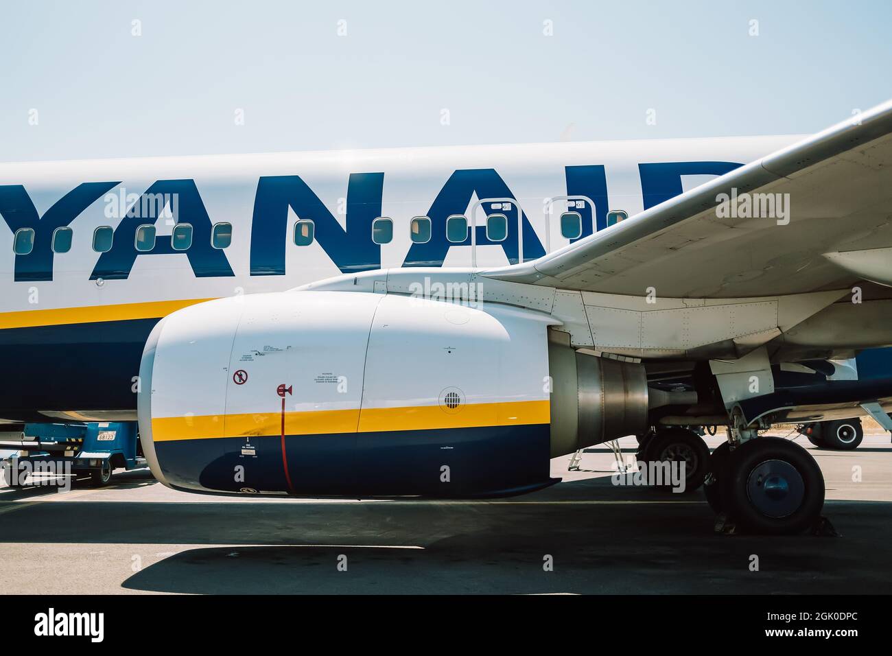 Corfù, Grecia - Settembre 2021. Boeing 737 di Ryanair arrivo a Kerkyra in aeroporto. Compagnia aerea a basso costo irlandese. Dettagli del primo piano dell'aeromobile. Foto Stock